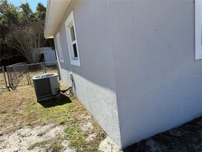 Building Photo - 204 6th Jpv St