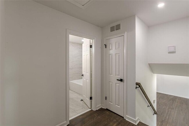 Building Photo - 2352 Glendale Dr