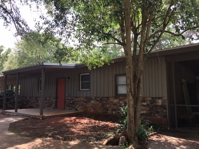 Building Photo - 575 Vaughn Rd
