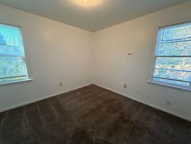Building Photo - 2111 Pearson Dr