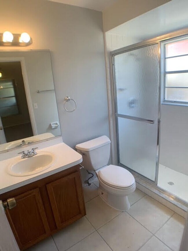 Building Photo - Beautiful open 2/2 Near UCF