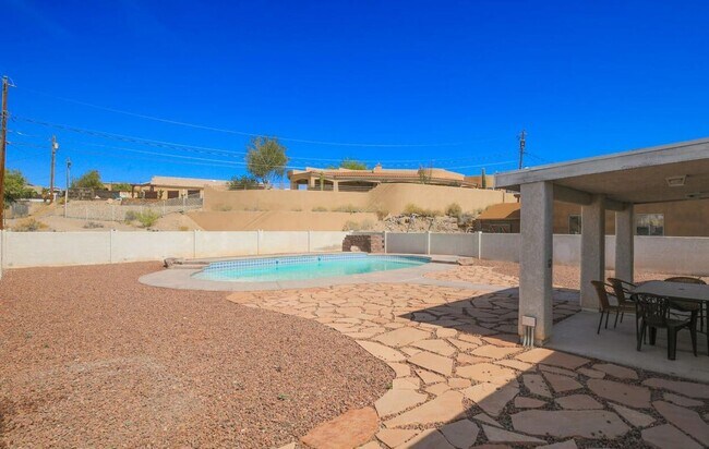 Building Photo - 3 Bedroom - 2 Bath Pool Home