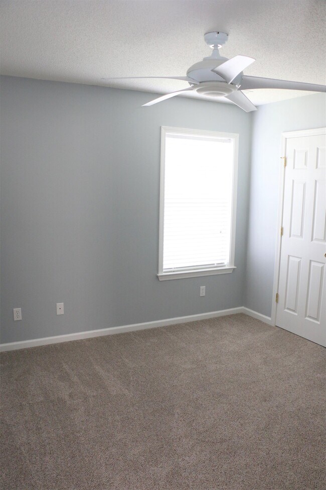 Building Photo - 10 Bushwood Dr