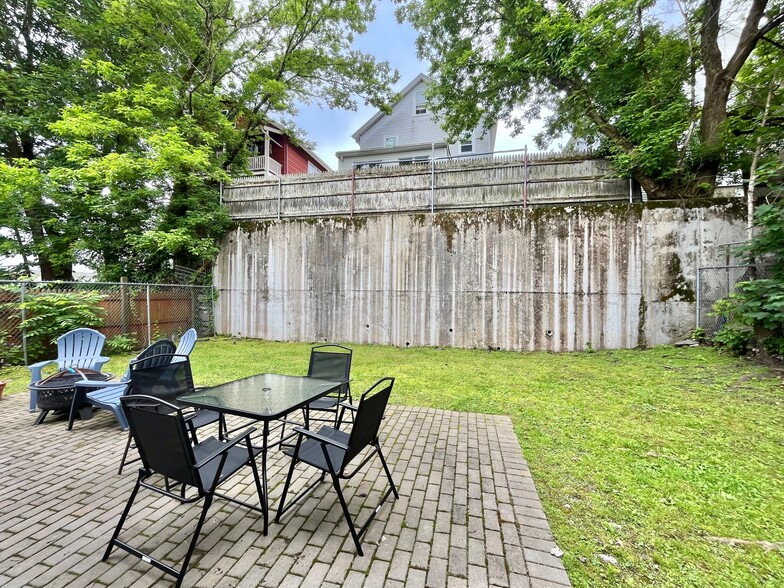 Building Photo - 102 Nonantum St