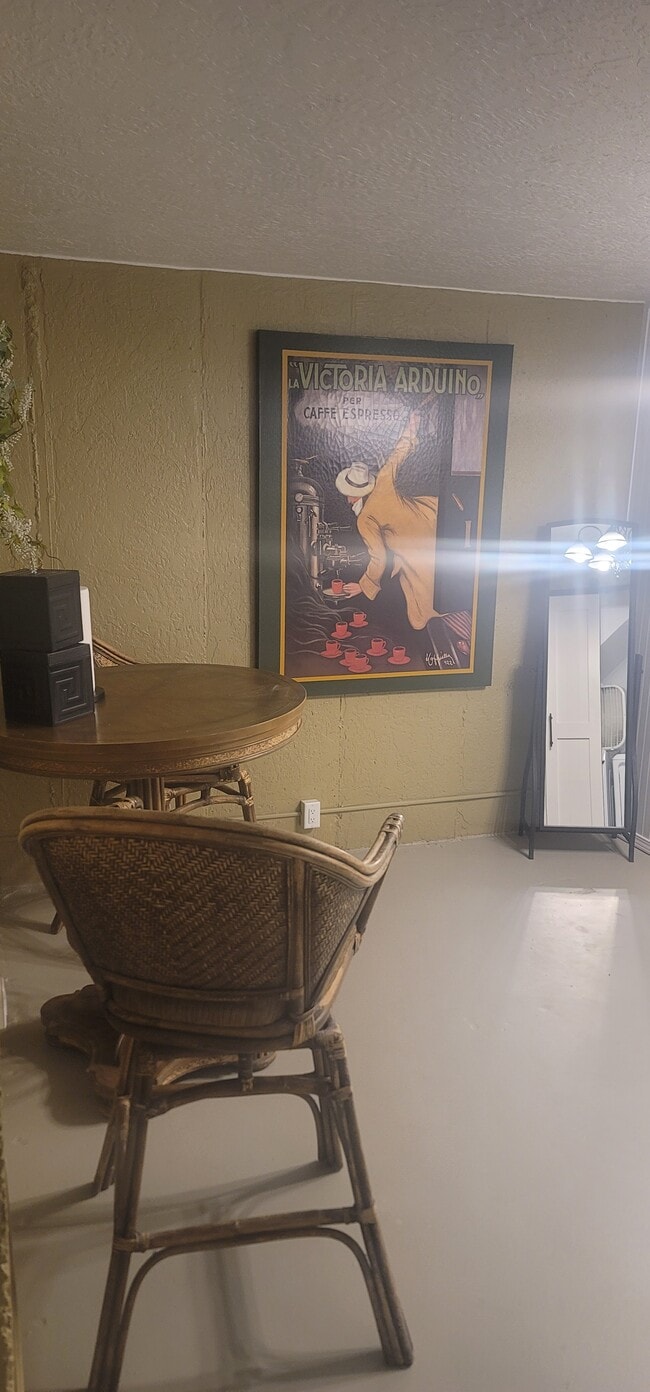 Building Photo - 1613 Draw St