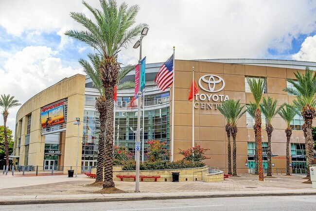 Building Photo - 914 Main St