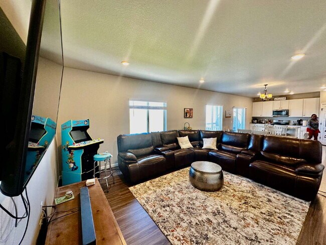 Building Photo - "Experience Spacious Living: 5-Bed, 3-Bath...