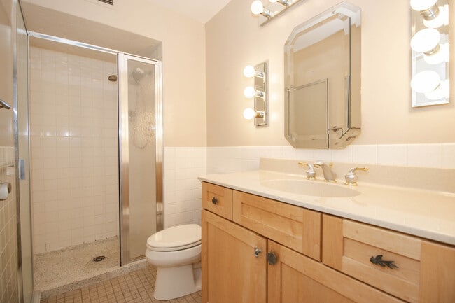 Building Photo - 6007 N Sheridan Rd