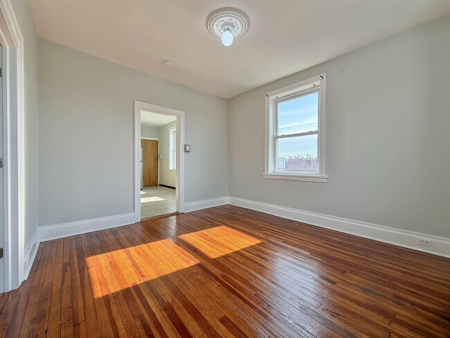 Building Photo - 581 59th St