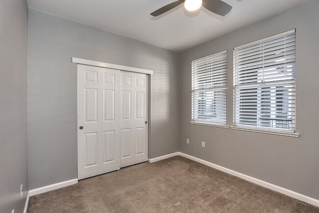 Building Photo - Beautiful Condo in Gated Community for Rent!