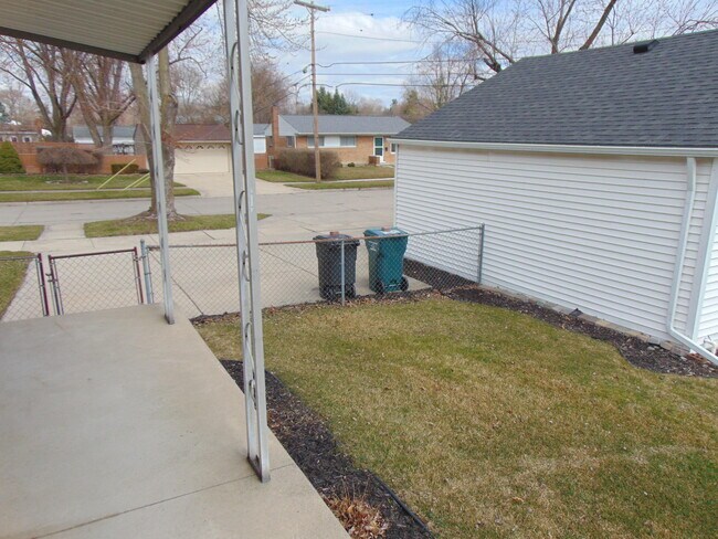 Building Photo - 11730 Riverside Dr