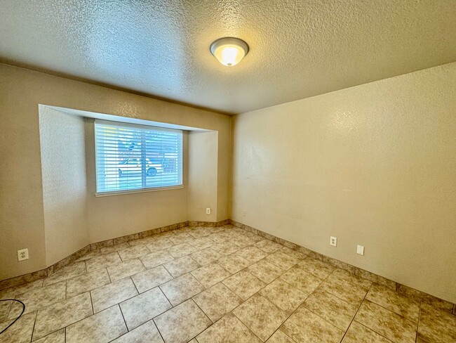 Building Photo - 2 Bedroom 1 Bath Apartment For Rent!  GUST...