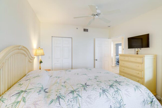 Building Photo - 5799 NE Island Cove Way