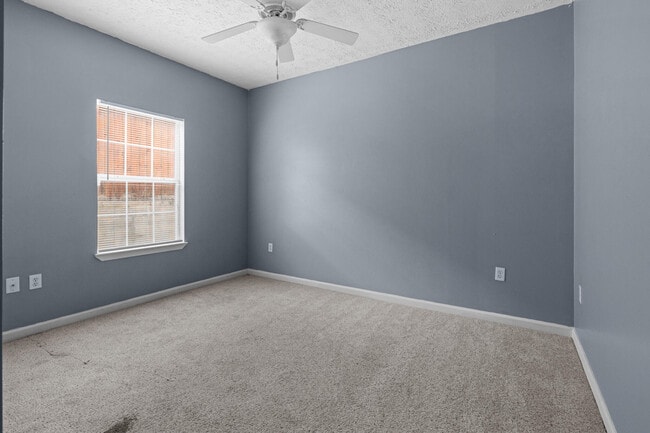 Building Photo - 2496 Lakeview Dr S