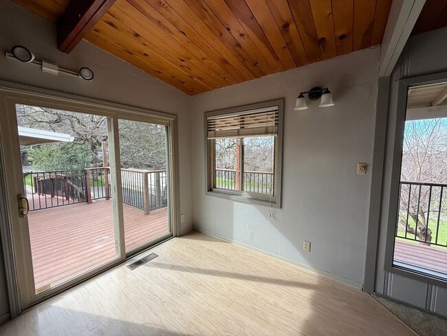 Building Photo - 174 Sunset Ln