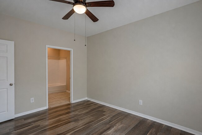 Building Photo - 13700 Richmond Park Dr N