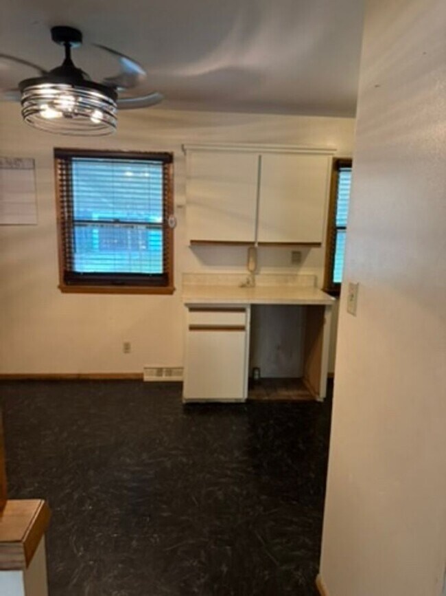 Building Photo - 3-Bedroom Single Family in a great neighborhood - Available October 15!