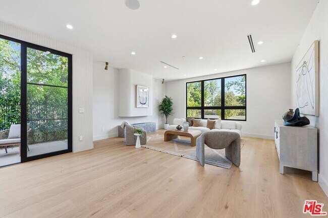 Building Photo - 16643 Addison St