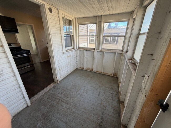 Building Photo - Spacious Duplex