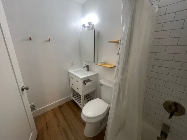 Building Photo - Beautifully Updated Townhouse in Madison V...