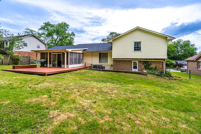 Building Photo - 10215 Melanie Dr SE