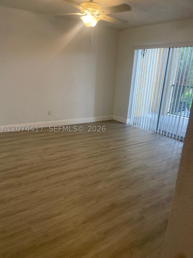Building Photo - 927 Riverside Dr