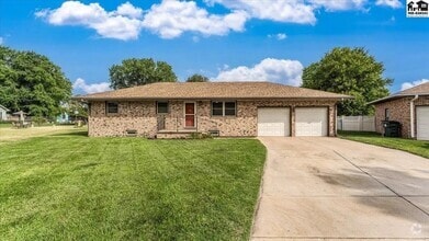 Building Photo - 3 bedroom, 1.5 bath, 2 car garage - Great ...