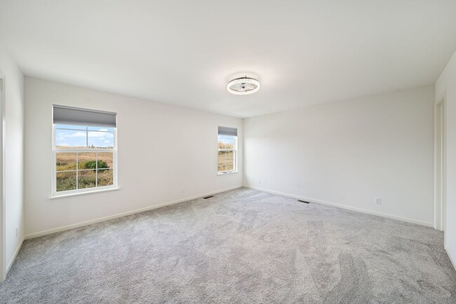 Building Photo - 356 S Pointe Ave