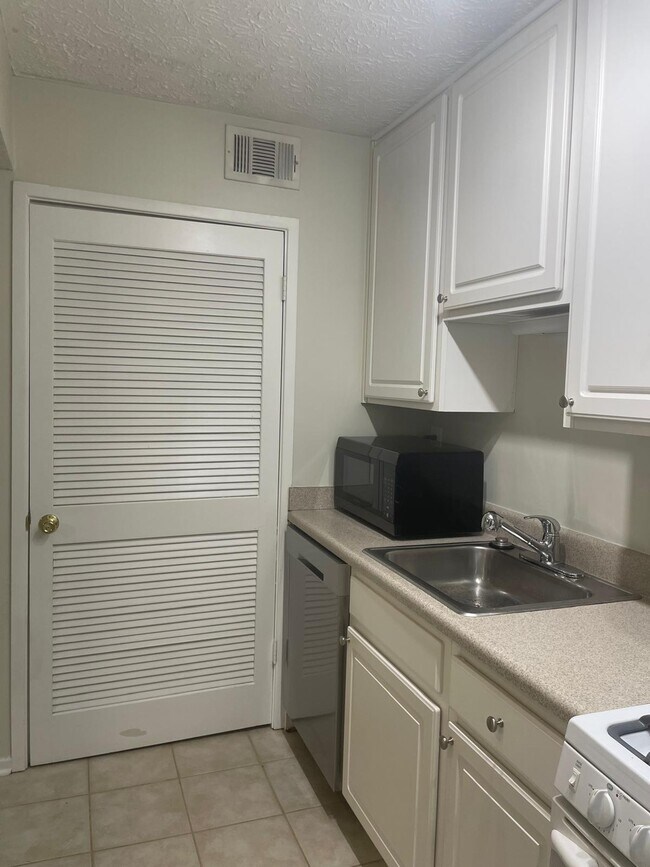 Building Photo - 6822 Glenridge Dr