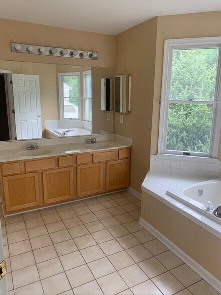 Building Photo - 1809 Stark Drive