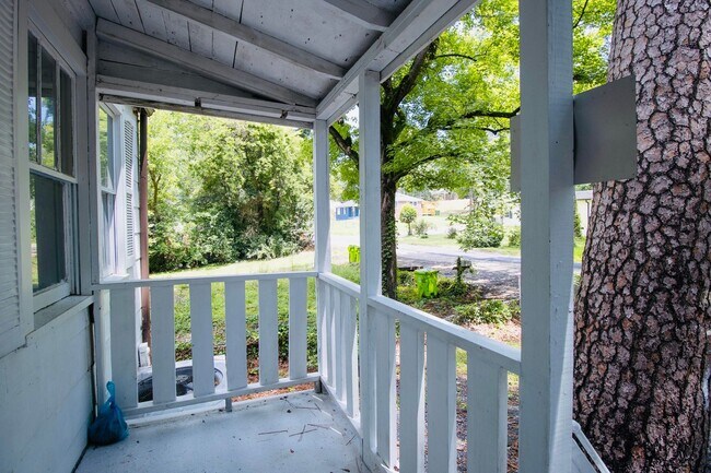 Building Photo - Charming 3 Bed, 1 Bath - Available Now!