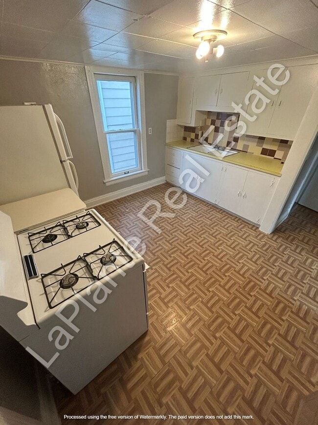 Building Photo - 3950 Woodhaven Dr