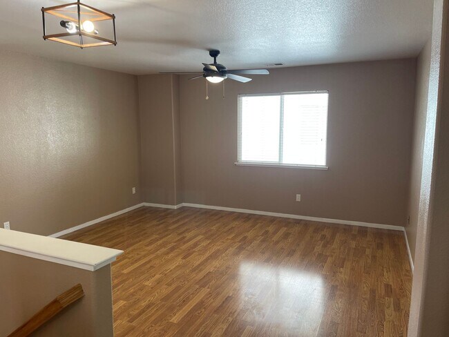 Building Photo - Fresh and Modern 4-Bedroom Home