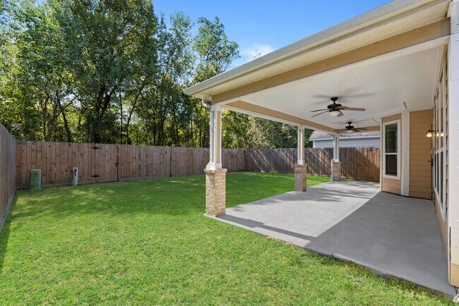 Building Photo - Spacious 3-Bedroom Home in Lakeshore with ...