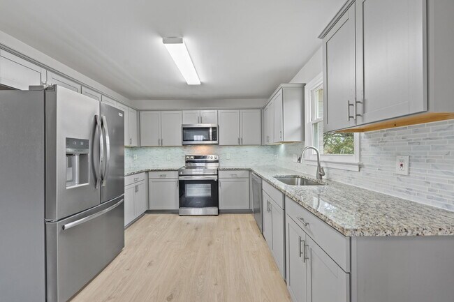 Building Photo - 1910 Hilldale Dr