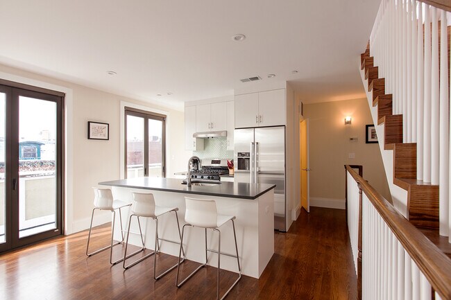 Primary Photo - 10 E Springfield St