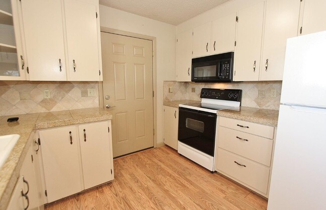 Building Photo - 23750 Fox Ave