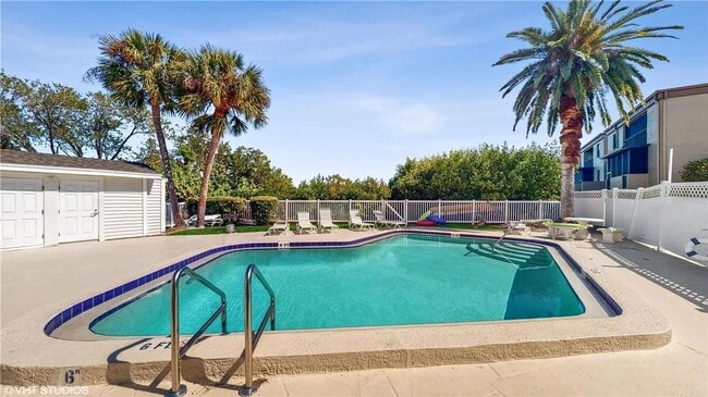 Building Photo - Beachside Bliss: Stunning 2 Bed, 2 Bath Co...