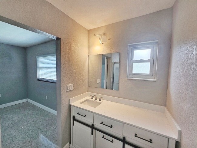 Building Photo - 3 Bedroom 2 Bath in Riveria Bay of St. Pete