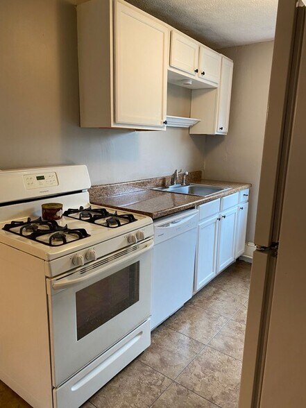 Kitchen - 201 W Meadow Rd