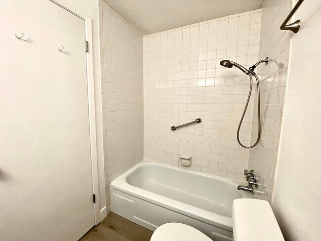 Building Photo - 3 bedroom 2 Bath 2 Car Garage Single Level...
