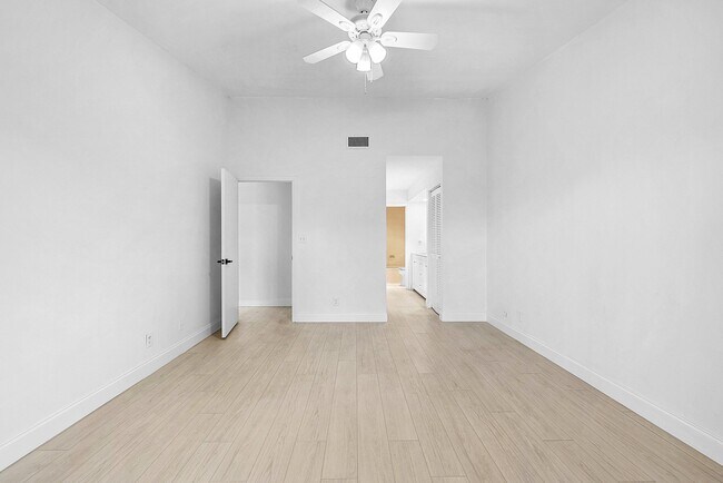 Building Photo - 5054 Golfview Ct