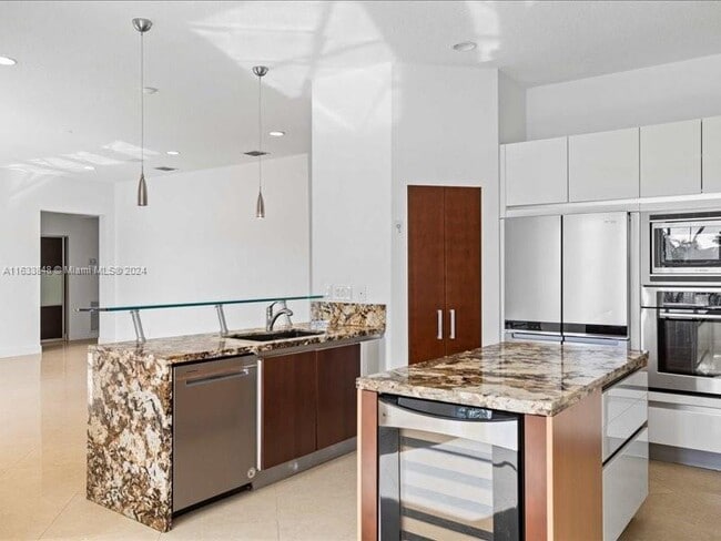 Building Photo - 926 Marina Dr