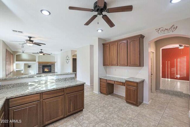Building Photo - Beautiful 5 bedroom w/pool!