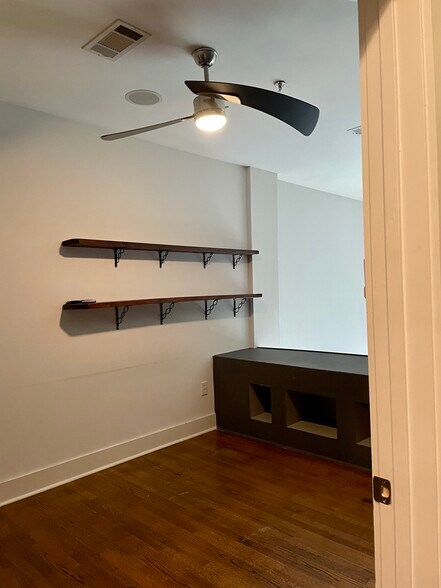 Building Photo - 1253 Caroline St NE