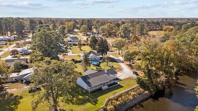 Building Photo - 105 3rd St