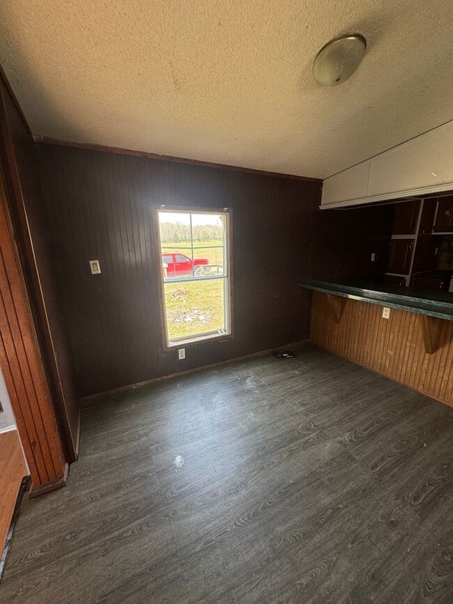 Building Photo - Country living with spacious front and backyard - 3 beds/ 2bath available now