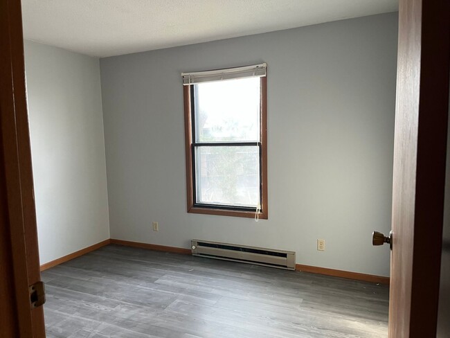 Building Photo - 2-bedroom & 1-bath Apartment + Garage in H...