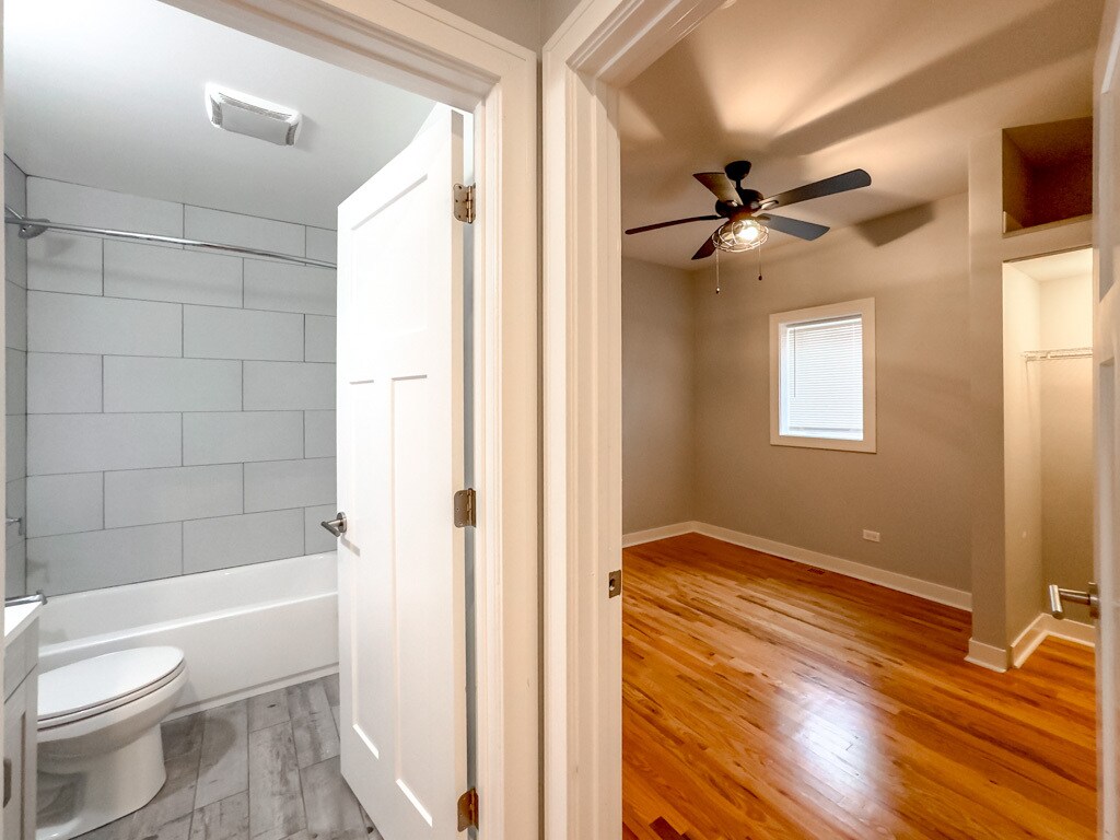 Building Photo - 1929 W Montrose Ave