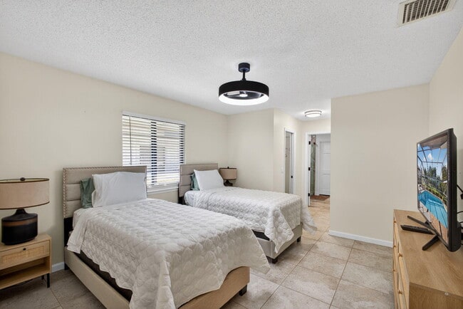 Building Photo - 168 Thornton Dr